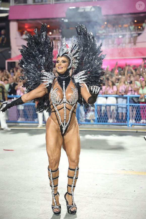 Pernas definidas de Viviane Araújo se destacaram em fotos do desfile do Salgueiro - Foto: Brazilnews/Agnews