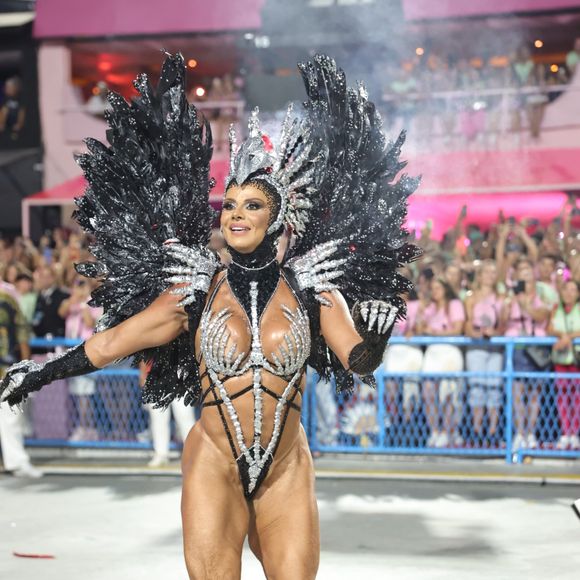 Pernas definidas de Viviane Araújo se destacaram em fotos do desfile do Salgueiro - Foto: Brazilnews/Agnews