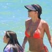 Na véspera do réveillon, Deborah Secco é flagrada de biquíni fio-dental com a filha em praia do Rio e corpo escultural chama atenção. Fotos!