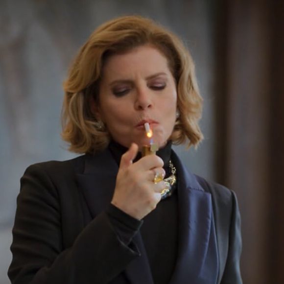 Manoella Dias é questionada por telespectadores após exibir Odete Roitman com cigarro em cena