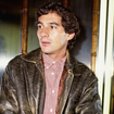 Encontrei na Zara a jaqueta de couro preta inspirada na que Ayrton Senna usava nos anos 1990: item é destaque da coleção em homenagem ao piloto de F1