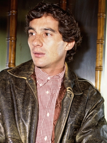 Encontrei na Zara a jaqueta de couro preta inspirada na que Ayrton Senna usava nos anos 1990: item é destaque da coleção em homenagem ao piloto de F1
