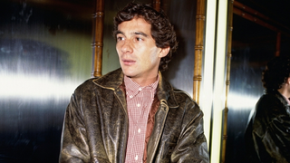 Encontrei na Zara a jaqueta de couro preta inspirada na que Ayrton Senna usava nos anos 1990: item é destaque da coleção em homenagem ao piloto de F1