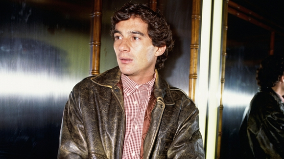 Encontrei na Zara a jaqueta de couro preta inspirada na que Ayrton Senna usava nos anos 1990: item é destaque da coleção em homenagem ao piloto de F1