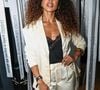 Dandara Mariana escolheu um conjunto de short-saia e blazer oversized de cetim em tom off-white. Por baixo, usava uma blusa preta de estilo slip com detalhes em renda no decote. O visual foi arrematado com sandálias pretas de tiras finas e salto alto, além de acessórios dourados