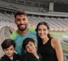 Lucas Paquetá, machucado, vai passar por 3 sessões de fisioterapia ao dia; jogador, em foto com a família, pode ver tratamento se intensificar caso Brasil avance na Copa 2026