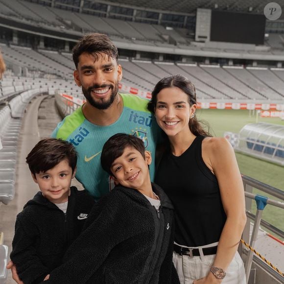 Lucas Paquetá, machucado, vai passar por 3 sessões de fisioterapia ao dia; jogador, em foto com a família, pode ver tratamento se intensificar caso Brasil avance na Copa 2026