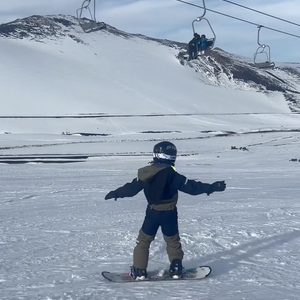 Lucas Lima publicou um vídeo de Theo mandando ver no esqui em uma viagem