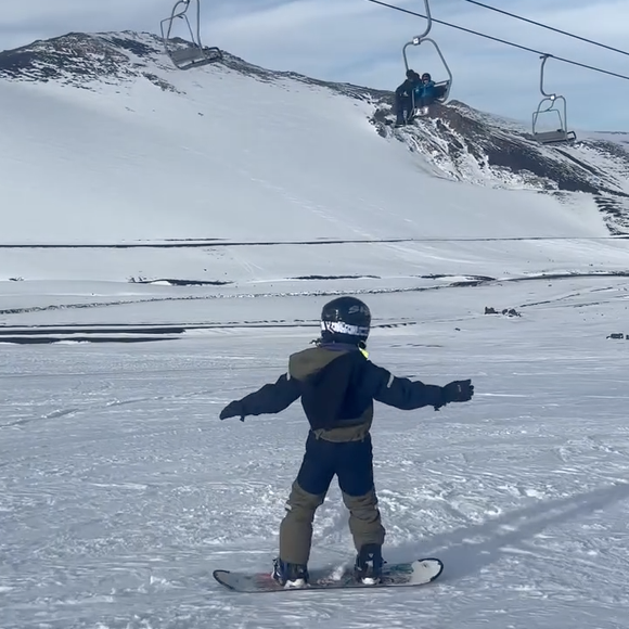 Lucas Lima publicou um vídeo de Theo mandando ver no esqui em uma viagem