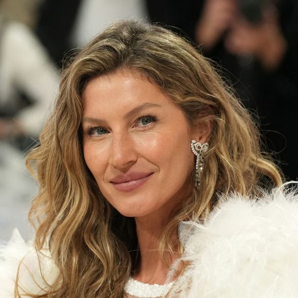 Couve é o segredo da boa forma de Gisele Bündchen: vegetal baratinho desintoxica e fortalece os ossos