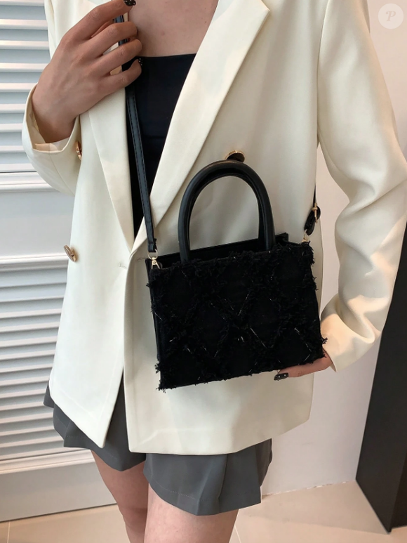 A bolsa combina tanto com looks de escritório quanto com saídas à noite