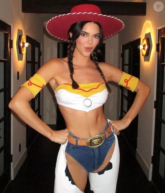 Quem ama filmes vai adorar essa inspiração: Kendall Jenner se fantasiou de Jessie, do desenho 'Toy Story'