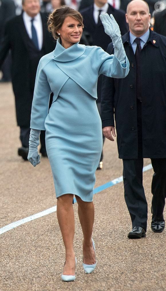 A primeira-dama Melania Trump em janeiro de 2017: ex-modelo acenou para os apoiadores no desfile inaugural em 20 de janeiro