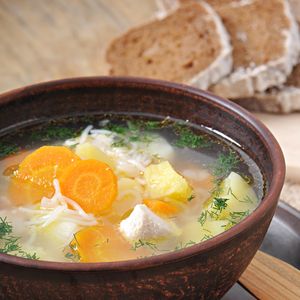 Gisele Bündchen incorpora legumes, muito tempero e partes suculentas do frango em seu caldo, além de talos de vegetais