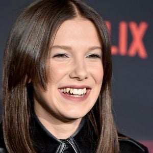 Millie Bobby Brown, atriz de 'Stranger Thingas', passou a usar mais cores nas maquiagens conforme foi ficando mais velha