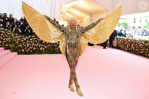 Porter ofereceu uma das entradas mais teatrais do Met Gala.