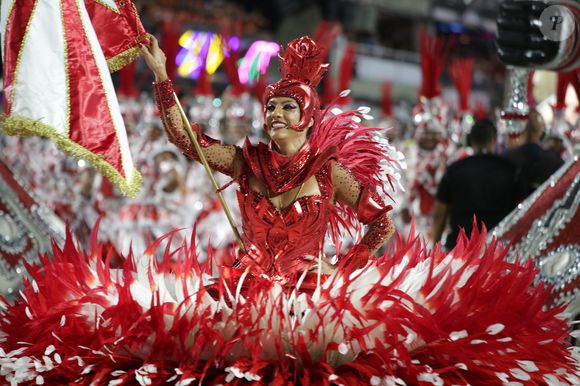 Marcella Alves é porta-bandeira do Salgueiro