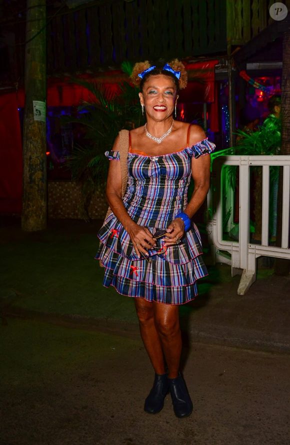 Vestido de festa junina de Elisa Lucinda tinha estampa xadrez típica