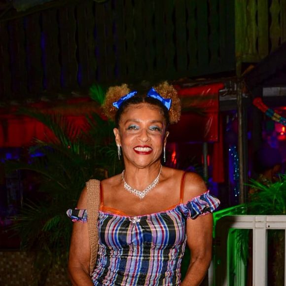 Vestido de festa junina de Elisa Lucinda tinha estampa xadrez típica