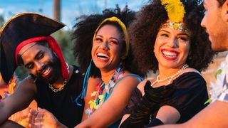 Vai para o bloquinho? Essas 3 fantasias de Carnaval são baratinhas e vão te fazer entrar de cabeça na folia