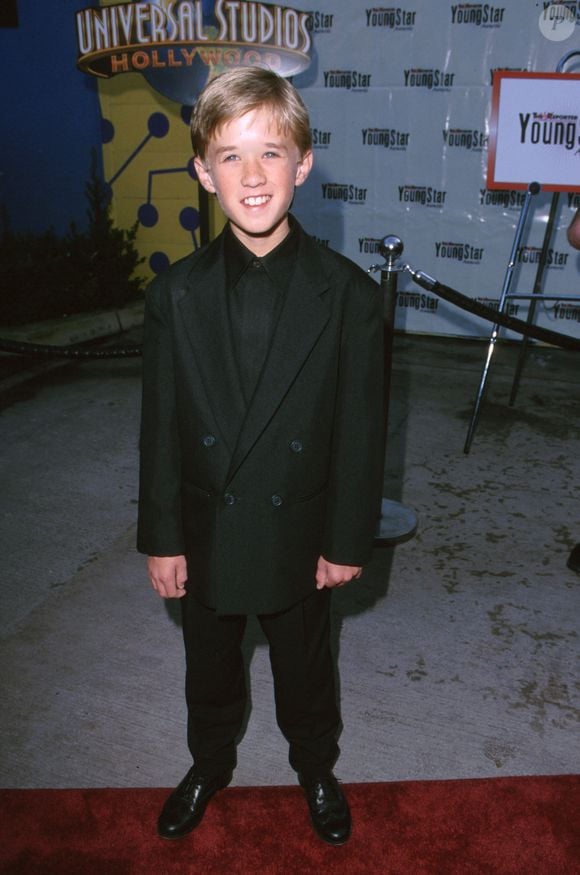 Aos 11 anos, Haley Joel Osment brilhou em “O Sexto Sentido” e foi indicado ao Oscar — sua atuação comovente marcou uma geração e o colocou no topo de Hollywood.