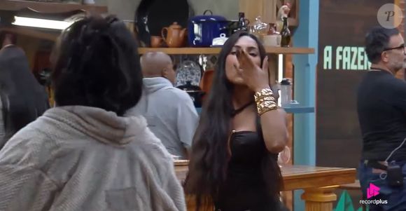 'A Fazenda 17': Carol Lekker e Rayane Figliuzzi trocaram ofensas e xingamentos durante briga.  'Seu nível que é baixíssimo', disse a Miss Bumbum