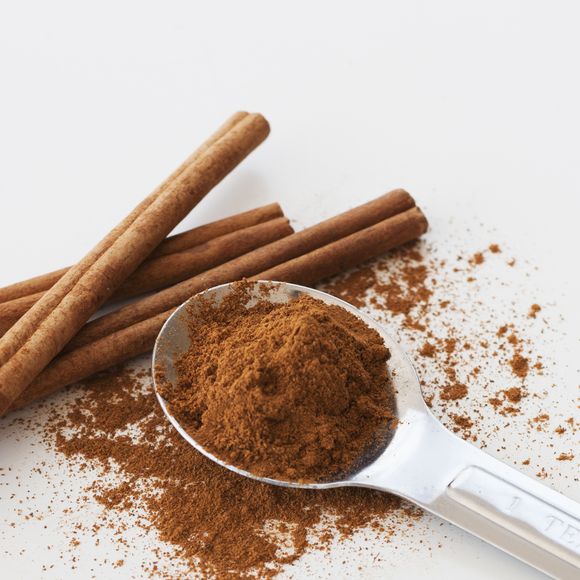 A canela ajuda a trazer prosperidade em simpatias e rituais fáceis