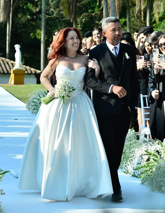 Vestido de noiva de Mari Fernandez tem cauda longa, estilo catedral, de três metros