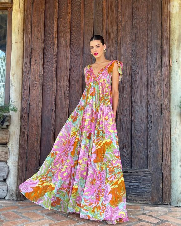 Com a chegada das altas temperaturas, o vestido longo volta a assumir protagonismo como uma das peças mais práticas e elegantes do guarda-roupa de verão.