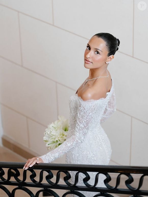 Alexandra Saint-Mleux usou vestido de noiva com decote em formato de vieira