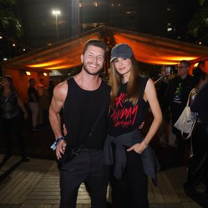 Show da Lady Gaga no Rio: Camila Queiroz e Klebber Toledo posaram apaixonadinhos e de all black no evento