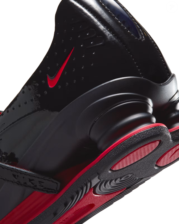 O visual dos Shox Z Calistra x LABELHOOD mistura preto e vermelho em uma proposta inspirada no brilho da cerâmica preta antiga