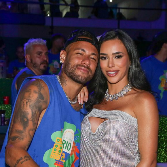 Neymar e Bruna Biancardi roubaram a cena, na madrugada desta terça-feira (04), em um camarote da Sapucaí