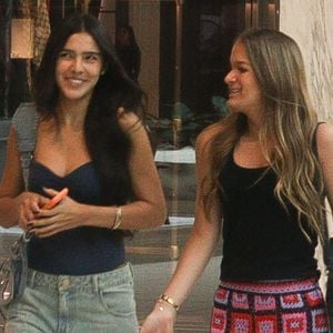 Rafaella Justus ostenta bolsa de luxo de R$ 16 mil e calça de crochê baratinha em passeio com Duda Guerra. Veja fotos!