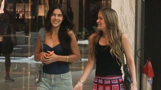 Mais que amigas, friends! Rafaella Justus ostenta bolsa de luxo de R$ 16 mil e calça de crochê baratinha em passeio com Duda Guerra, ex de Benício Huck. Fotos!