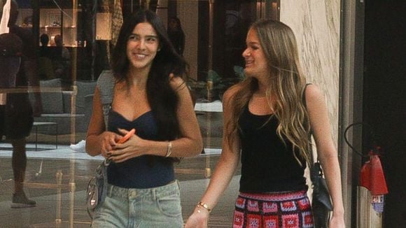Mais que amigas, friends! Rafaella Justus ostenta bolsa de luxo de R$ 16 mil e calça de crochê baratinha em passeio com Duda Guerra, ex de Benício Huck. Fotos!