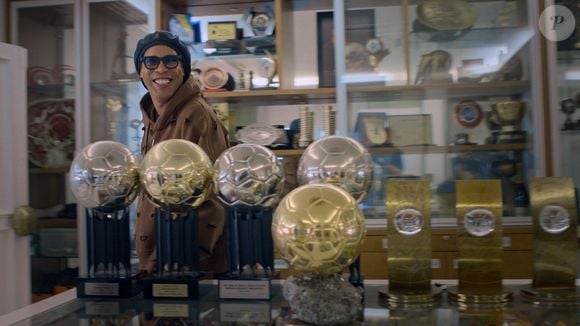 Na produção, Ronaldinho Gaúcho relembra suas conquistas profissionais e momentos pessoais da vida, o que rendeu questionamentos na web