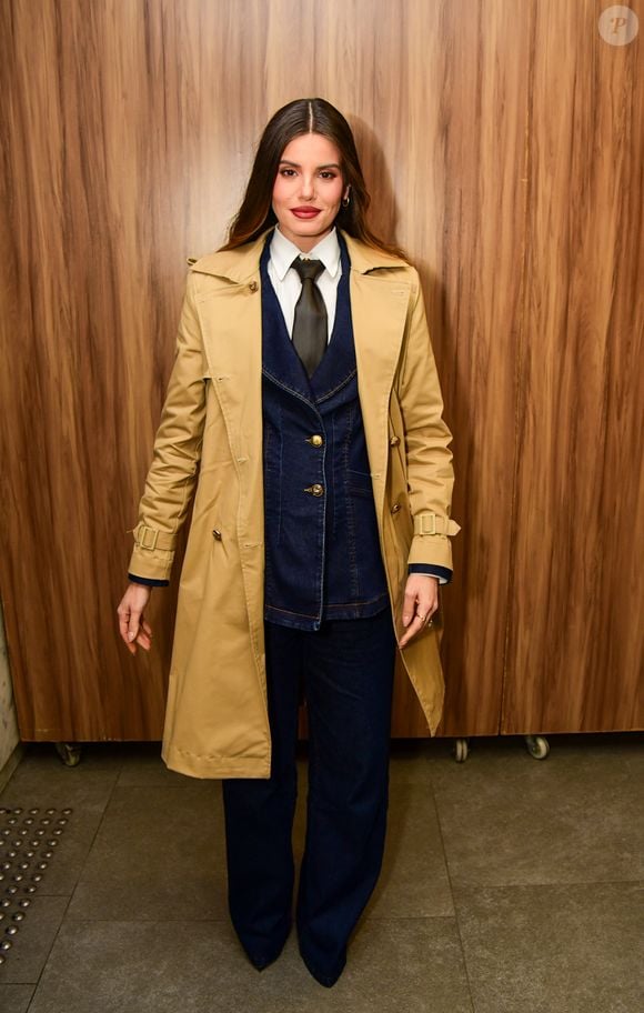 Camila Queiroz grávida aposta em trench coat bege elegante durante evento de moda em São Paulo