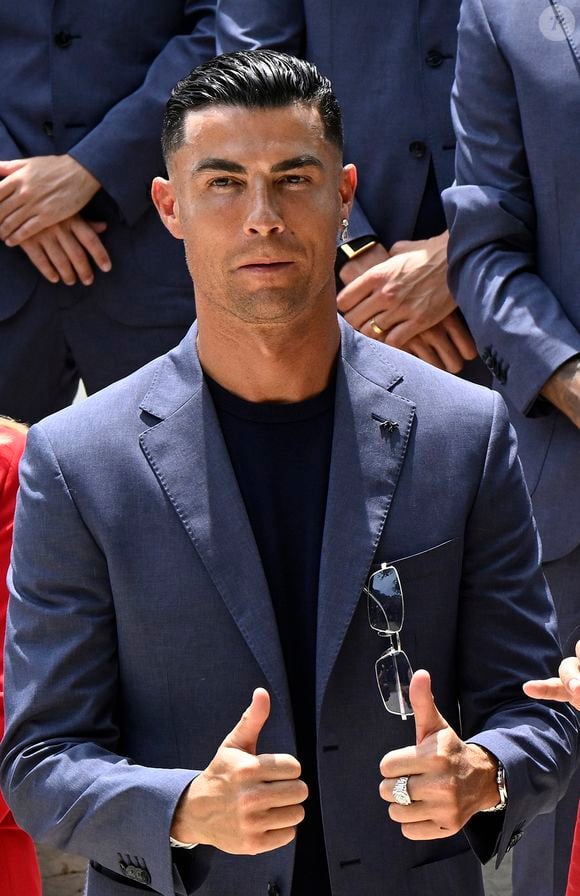 Em entrevista à Elle Espanha, Georgina Rodríguez contou que ficou chocada ao receber o pedido de casamento e que levou um tempo para processar o tamanho do impressionante anel de diamante entregue por Cristiano Ronaldo