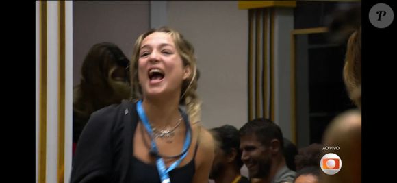 Samira agradeceu à Tadeu Schmidt após apresentador do BBB 26 anunciar ganho de dinheiro na casa