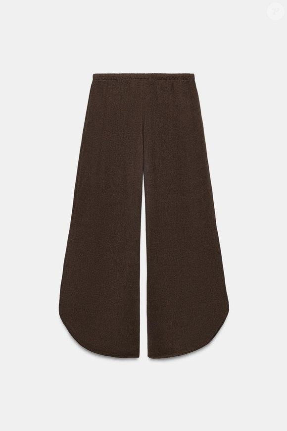 Com preço abaixo de R$ 180, a calça boho-chic da Zara é uma alternativa para quem deseja investir em uma peça que transita entre diferentes ocasiões. O modelo custa R$ 179, tem cintura alta, cós elástico, pernas largas e aberturas laterais, além de ser confeccionado em tecido com 52% viscose e 48% poliéster
