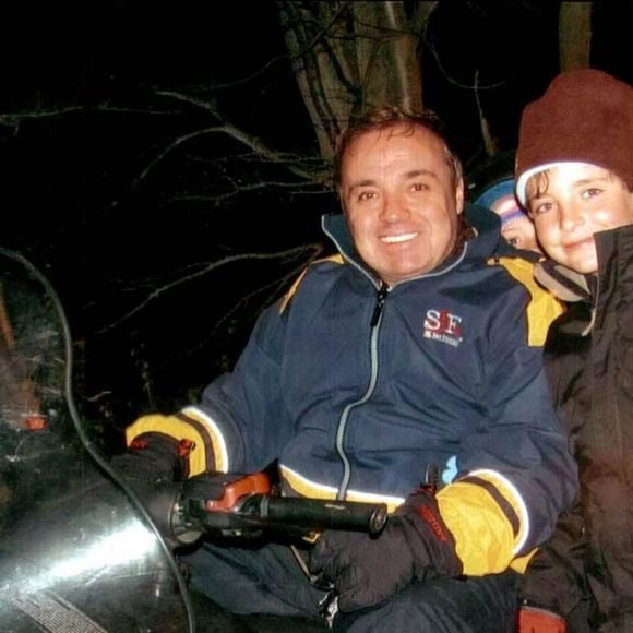 Na web, diversos famosos deixaram mensagens carinhosas nas fotos de João Augusto ao lado do pai, Gugu.
