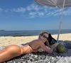 YasmIn Brunet escolheu um biquíni marrom com a alça larguinha para os cliques