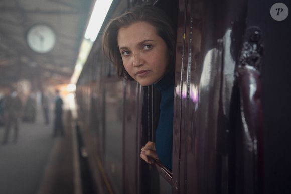 Na trama, uma jovem vê sua vida virar de cabeça para baixo após a morte inesperada de uma amiga