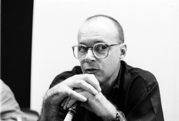 Gilberto Braga, autor de 'Vale Tudo', admitiu frustração com imprensa revelando tramas da novela, rompendo com o mistério