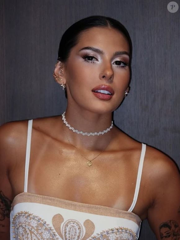 Ana Castela foi criticada na web por, possivelmente, estar pilotando o jet ski sem habilitação