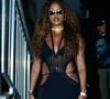 Iza surgiu deslumbrante em um vestido de tricô preto