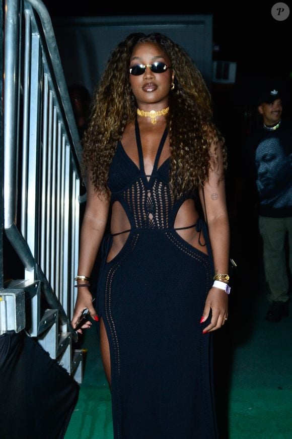 Iza surgiu deslumbrante em um vestido de tricô preto