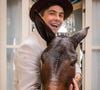 Candinho (Sergio Guizé) e Burro Policarpo (Juliana) em 'Êta Mundo Melhor!'