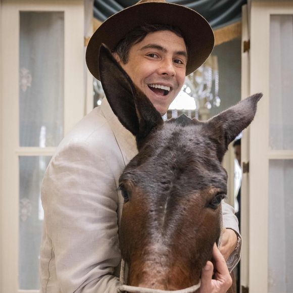 Candinho (Sergio Guizé) e Burro Policarpo (Juliana) em 'Êta Mundo Melhor!'